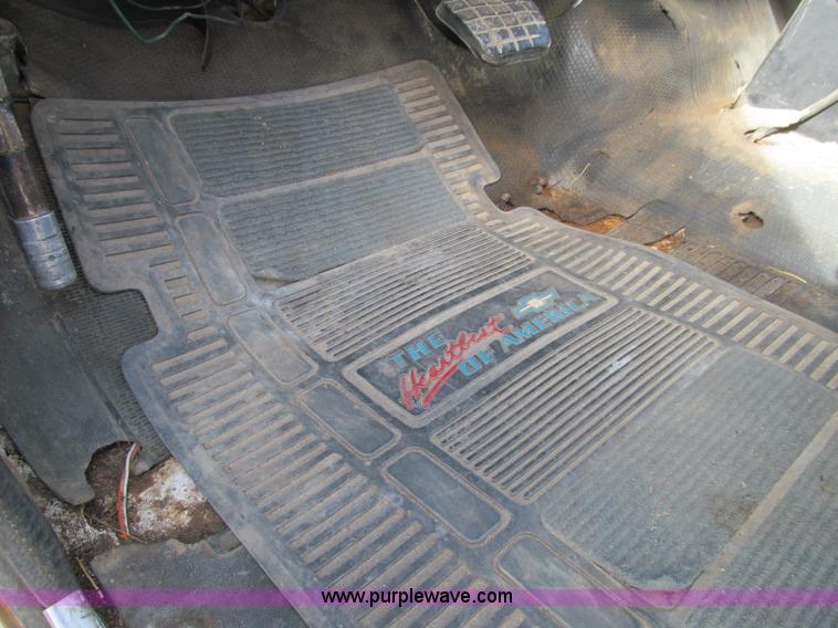 image for item D7147 1977 GMC 6500 grain truck