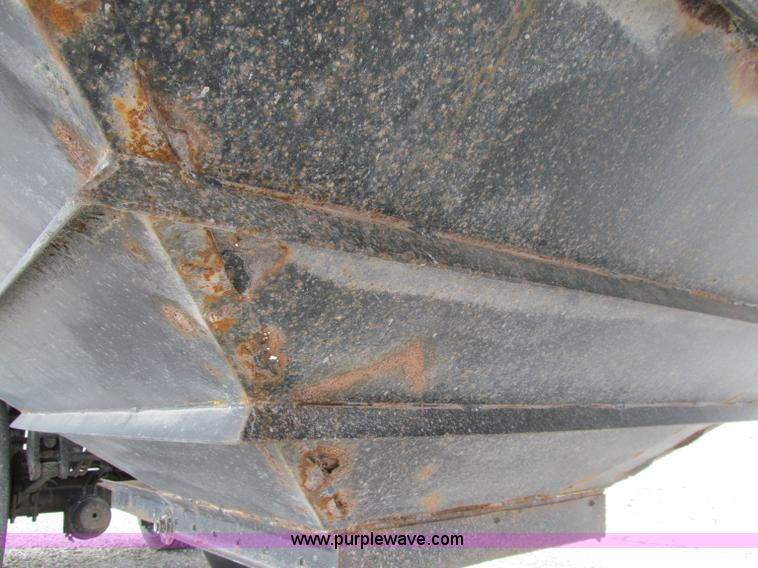 image for item D7151 2001 Maurer Manufacturing Inc. tandem axle grain trailer