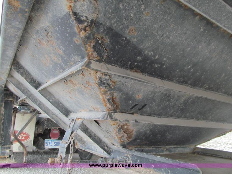 image for item D7151 2001 Maurer Manufacturing Inc. tandem axle grain trailer