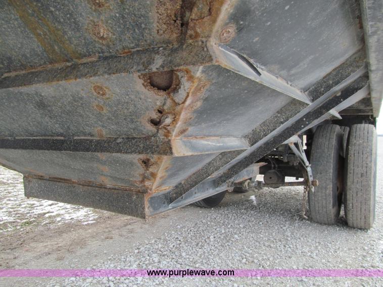 image for item D7151 2001 Maurer Manufacturing Inc. tandem axle grain trailer