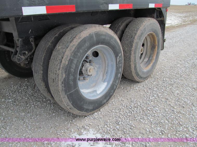 image for item D7151 2001 Maurer Manufacturing Inc. tandem axle grain trailer