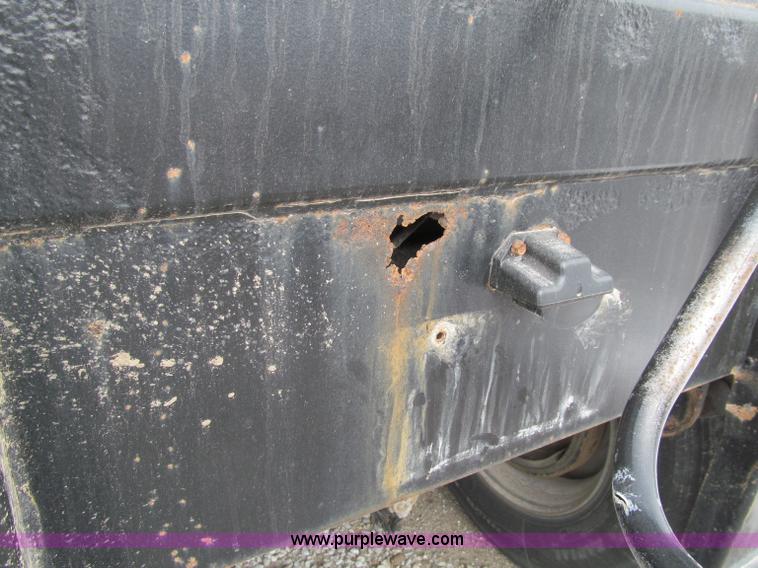 image for item D7151 2001 Maurer Manufacturing Inc. tandem axle grain trailer