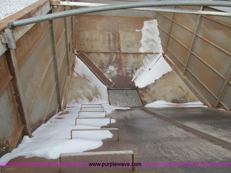 image for item D7151 2001 Maurer Manufacturing Inc. tandem axle grain trailer