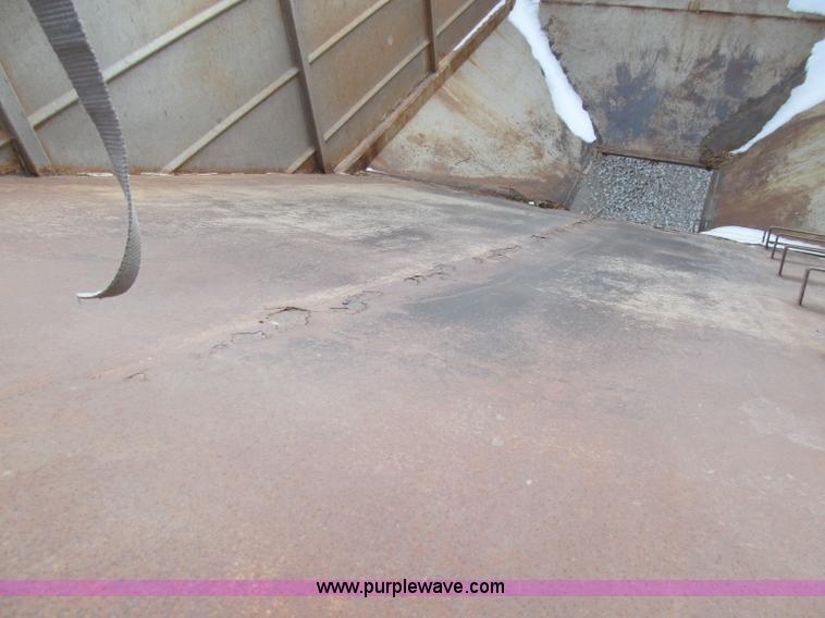 image for item D7151 2001 Maurer Manufacturing Inc. tandem axle grain trailer