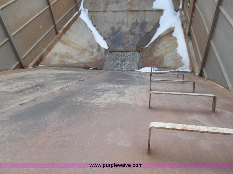 image for item D7151 2001 Maurer Manufacturing Inc. tandem axle grain trailer