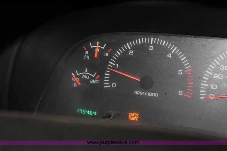 image for item E2562 1999 Dodge Ram 2500 Quad Cab pickup truck