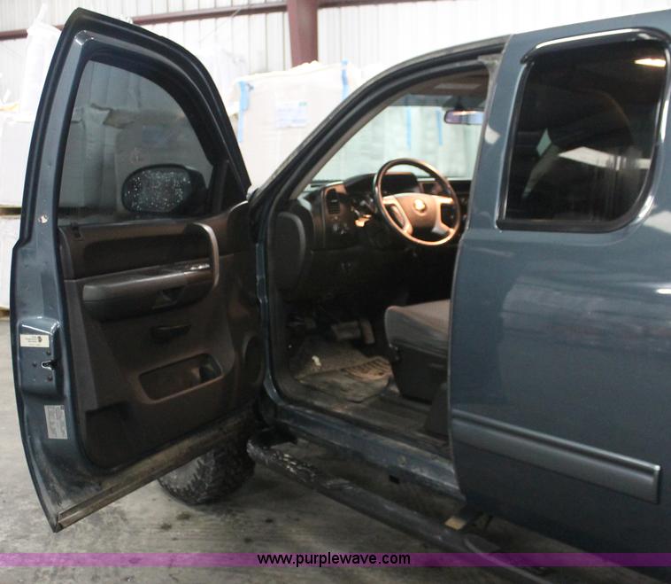 image for item E2563 2009 Chevrolet Silverado 2500HD LT Extended Cab pickup truck