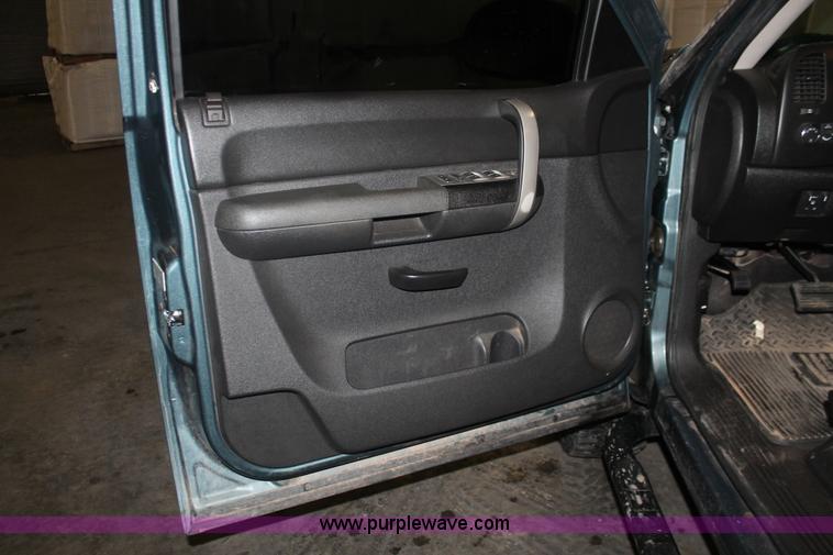 image for item E2563 2009 Chevrolet Silverado 2500HD LT Extended Cab pickup truck