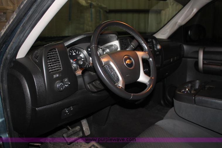 image for item E2563 2009 Chevrolet Silverado 2500HD LT Extended Cab pickup truck