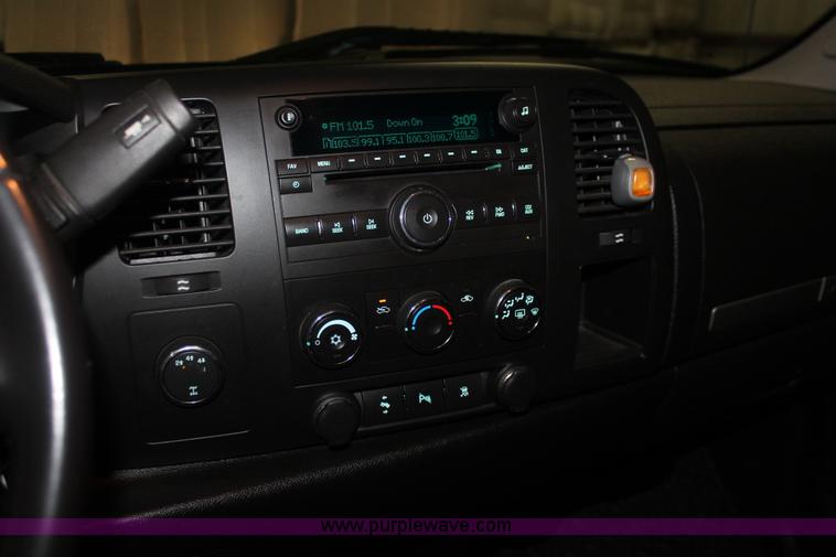 image for item E2563 2009 Chevrolet Silverado 2500HD LT Extended Cab pickup truck