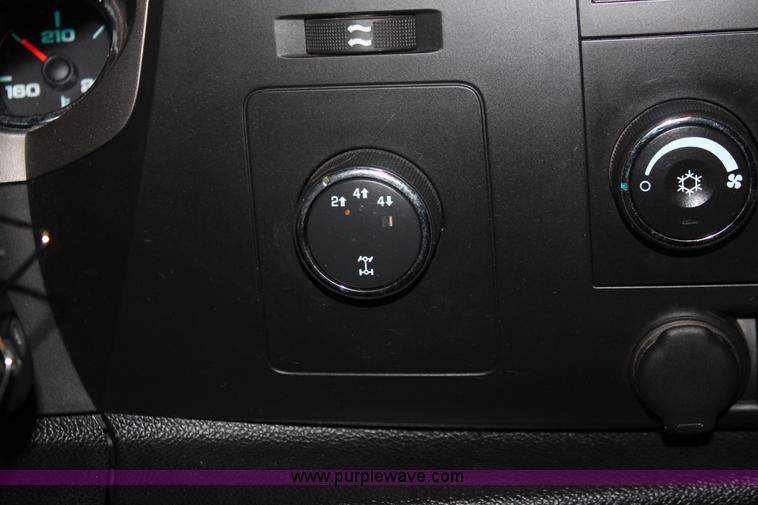 image for item E2563 2009 Chevrolet Silverado 2500HD LT Extended Cab pickup truck