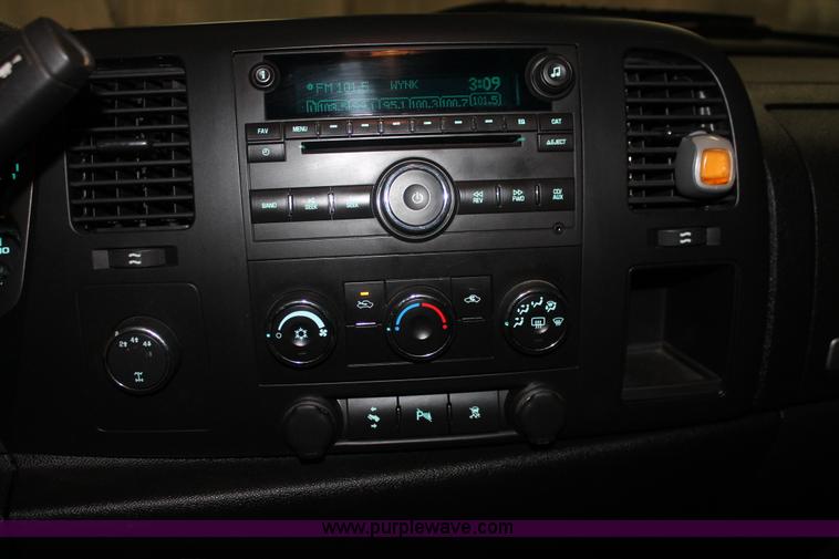 image for item E2563 2009 Chevrolet Silverado 2500HD LT Extended Cab pickup truck