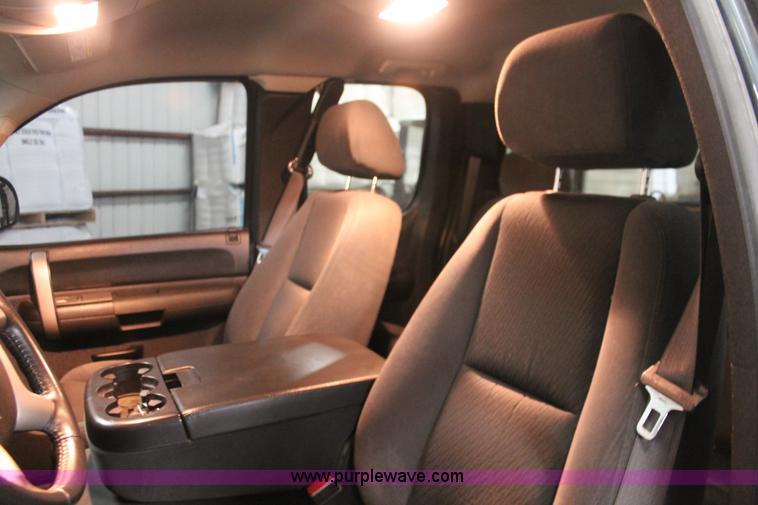 image for item E2563 2009 Chevrolet Silverado 2500HD LT Extended Cab pickup truck