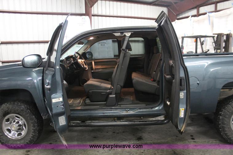 image for item E2563 2009 Chevrolet Silverado 2500HD LT Extended Cab pickup truck