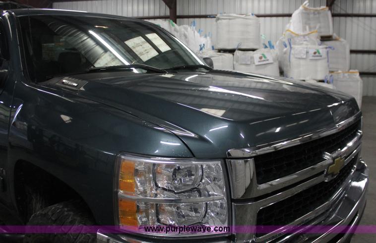 image for item E2563 2009 Chevrolet Silverado 2500HD LT Extended Cab pickup truck