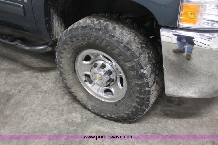 image for item E2563 2009 Chevrolet Silverado 2500HD LT Extended Cab pickup truck