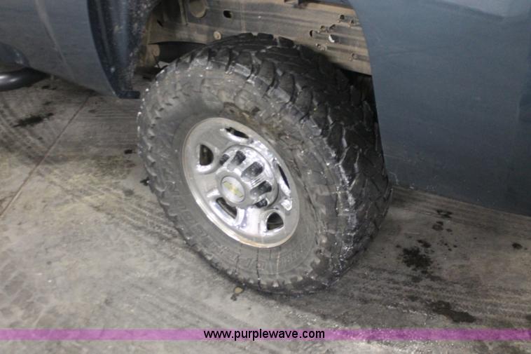 image for item E2563 2009 Chevrolet Silverado 2500HD LT Extended Cab pickup truck