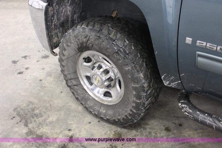 image for item E2563 2009 Chevrolet Silverado 2500HD LT Extended Cab pickup truck