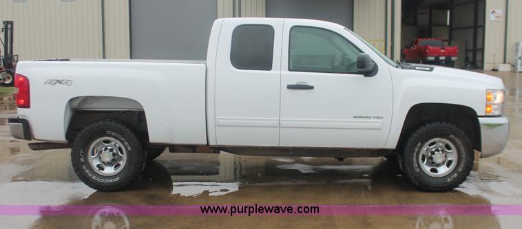 image for item E2564 2010 Chevrolet Silverado 2500HD LT Extended Cab pickup truck