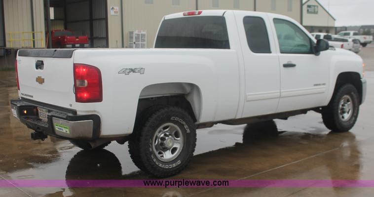 image for item E2564 2010 Chevrolet Silverado 2500HD LT Extended Cab pickup truck
