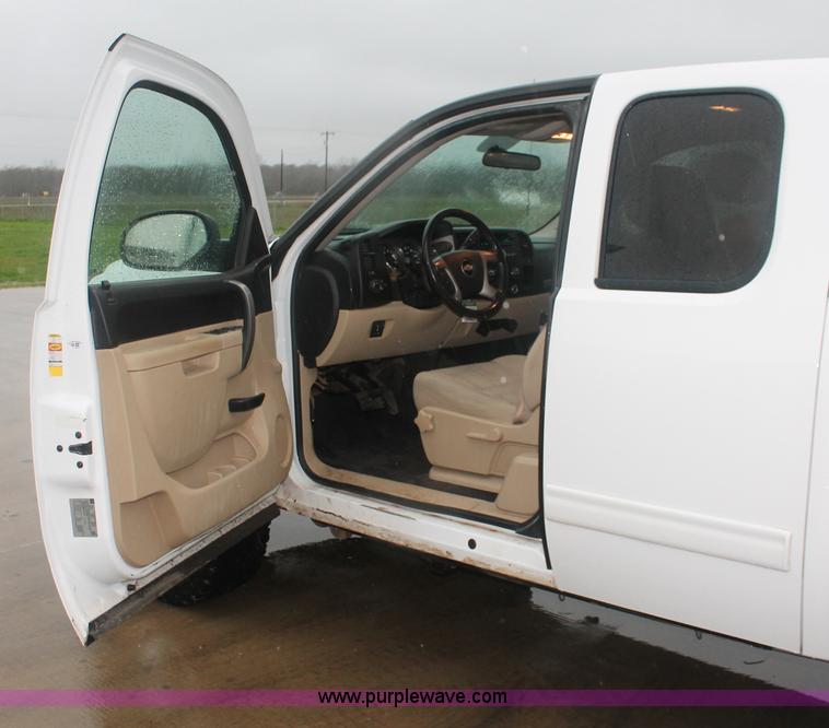image for item E2564 2010 Chevrolet Silverado 2500HD LT Extended Cab pickup truck