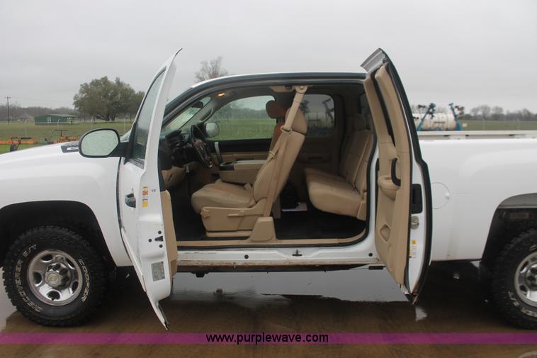 image for item E2564 2010 Chevrolet Silverado 2500HD LT Extended Cab pickup truck