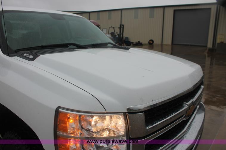 image for item E2564 2010 Chevrolet Silverado 2500HD LT Extended Cab pickup truck