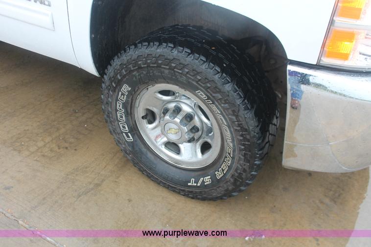 image for item E2564 2010 Chevrolet Silverado 2500HD LT Extended Cab pickup truck