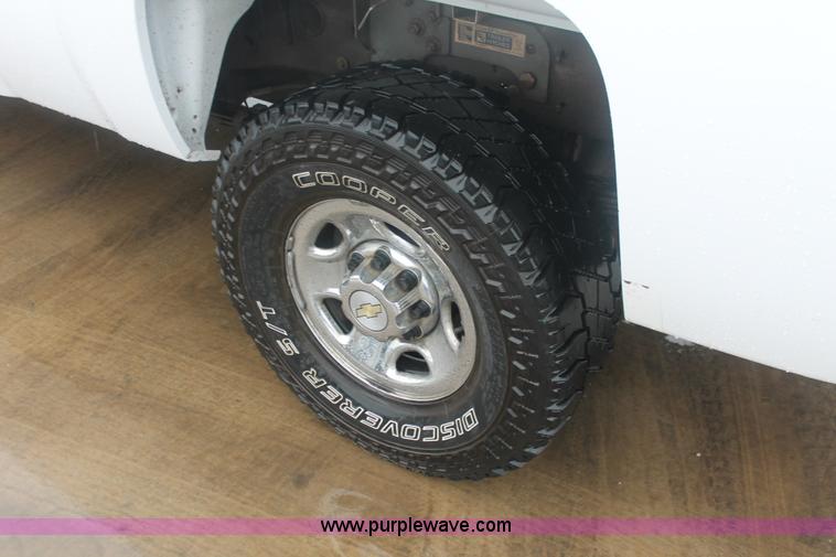 image for item E2564 2010 Chevrolet Silverado 2500HD LT Extended Cab pickup truck