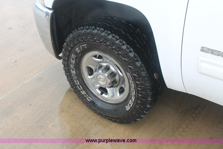 image for item E2564 2010 Chevrolet Silverado 2500HD LT Extended Cab pickup truck