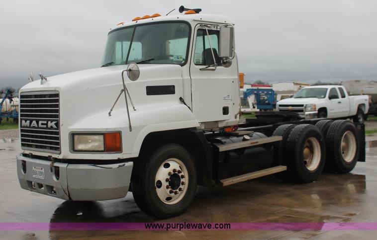 image for item E2565 2000 Mack CH613 semi truck