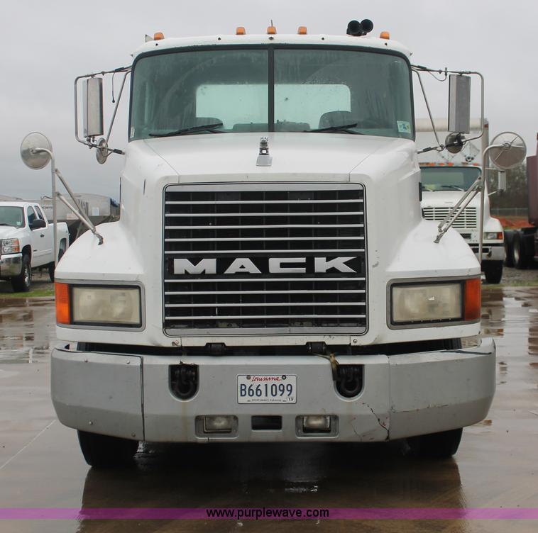 image for item E2565 2000 Mack CH613 semi truck