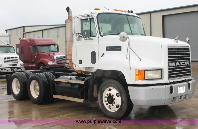 image for item E2565 2000 Mack CH613 semi truck