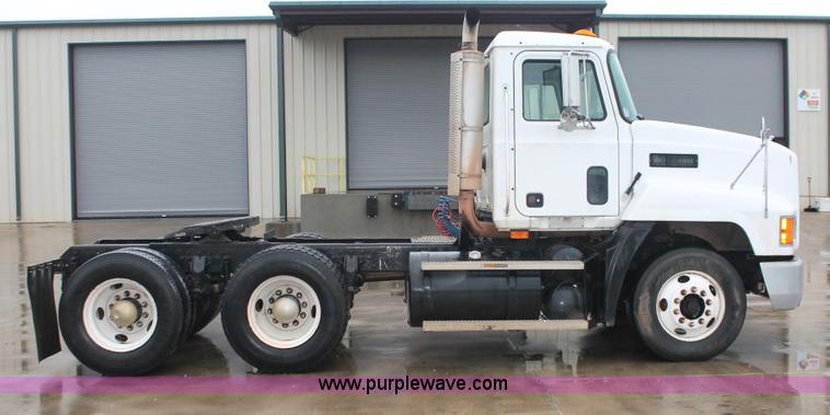 image for item E2565 2000 Mack CH613 semi truck