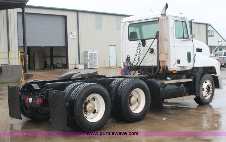 image for item E2565 2000 Mack CH613 semi truck