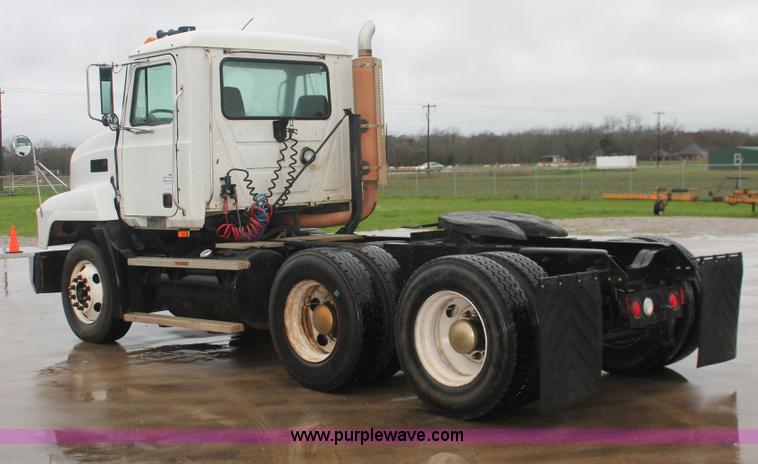 image for item E2565 2000 Mack CH613 semi truck