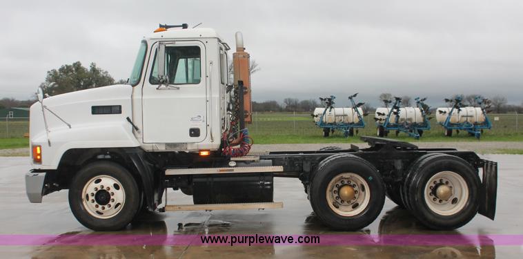 image for item E2565 2000 Mack CH613 semi truck