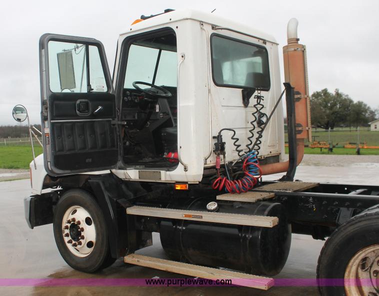 image for item E2565 2000 Mack CH613 semi truck