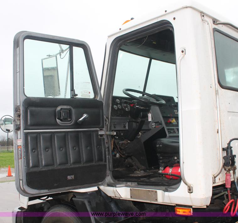 image for item E2565 2000 Mack CH613 semi truck