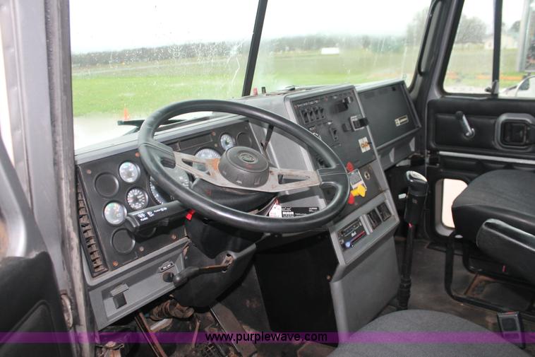 image for item E2565 2000 Mack CH613 semi truck