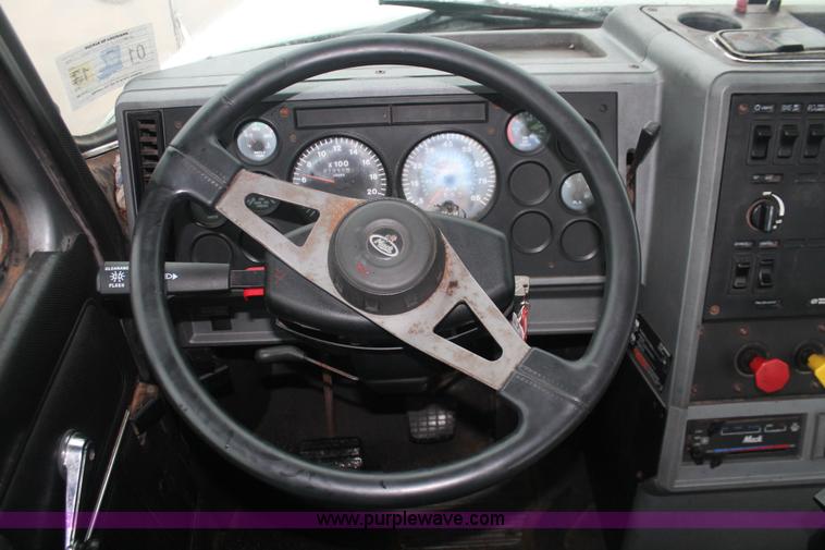 image for item E2565 2000 Mack CH613 semi truck