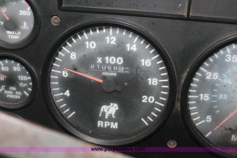 image for item E2565 2000 Mack CH613 semi truck