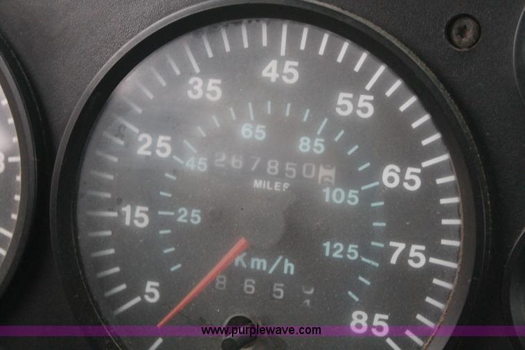 image for item E2565 2000 Mack CH613 semi truck