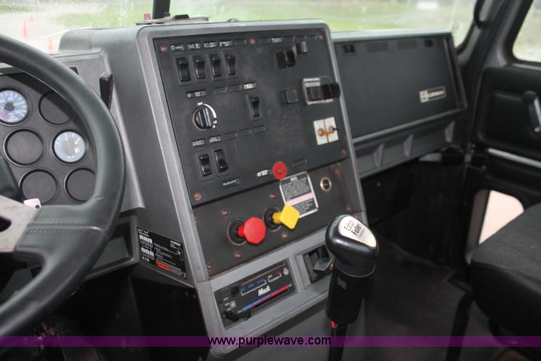 image for item E2565 2000 Mack CH613 semi truck