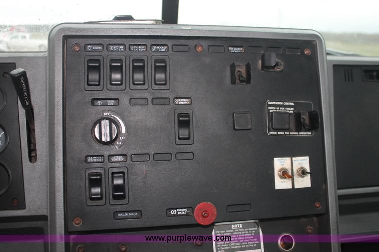 image for item E2565 2000 Mack CH613 semi truck