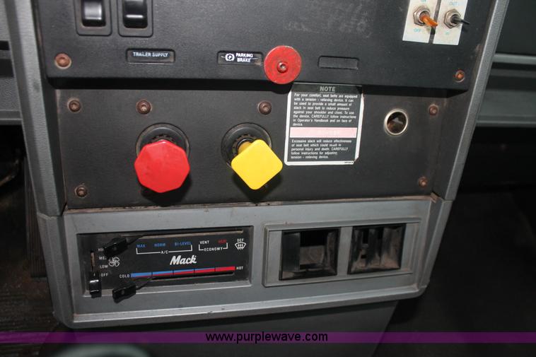 image for item E2565 2000 Mack CH613 semi truck