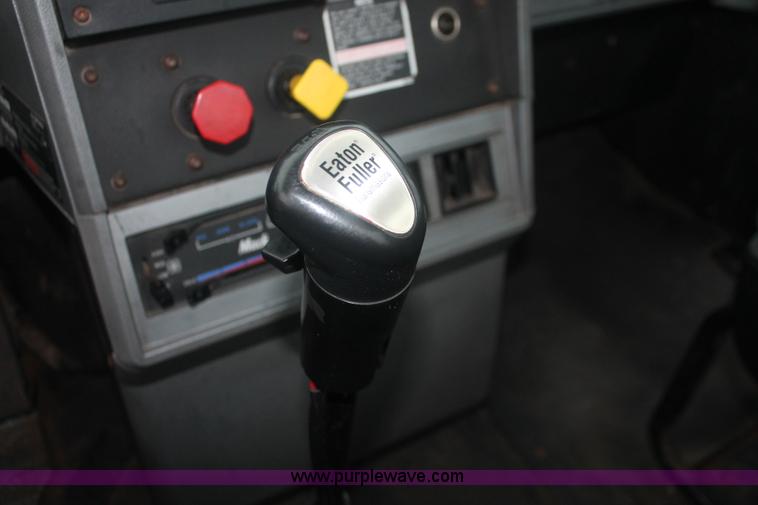 image for item E2565 2000 Mack CH613 semi truck