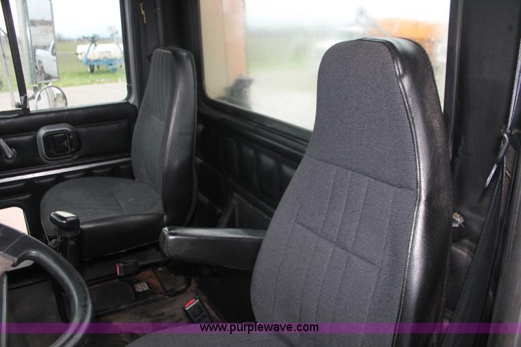 image for item E2565 2000 Mack CH613 semi truck