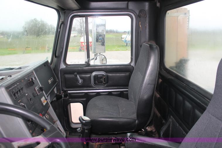 image for item E2565 2000 Mack CH613 semi truck