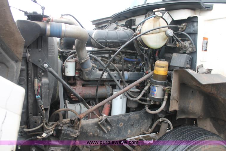 image for item E2565 2000 Mack CH613 semi truck